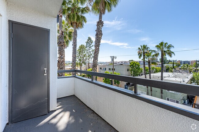 2BR, 1BA - 800SF - Balcony