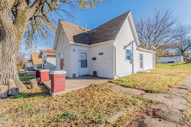 Building Photo - Please View 3D Virtual Walk-Through Before... Rental