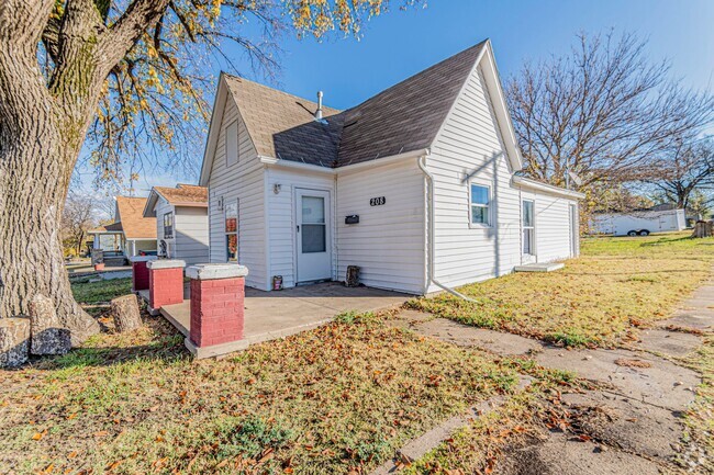 Building Photo - Charming Dog Friendly Home