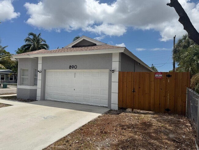 Photo - 890 NW 25th Ave