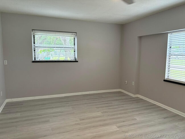 Photo - 202 SW Crescent Ave