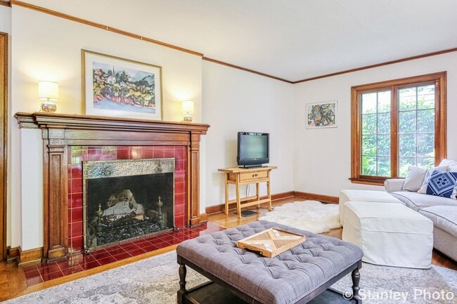6044 SE Reed College Pl