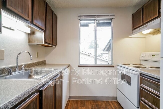 Photo - 14134 NE Sandy Blvd Unidad D-08
