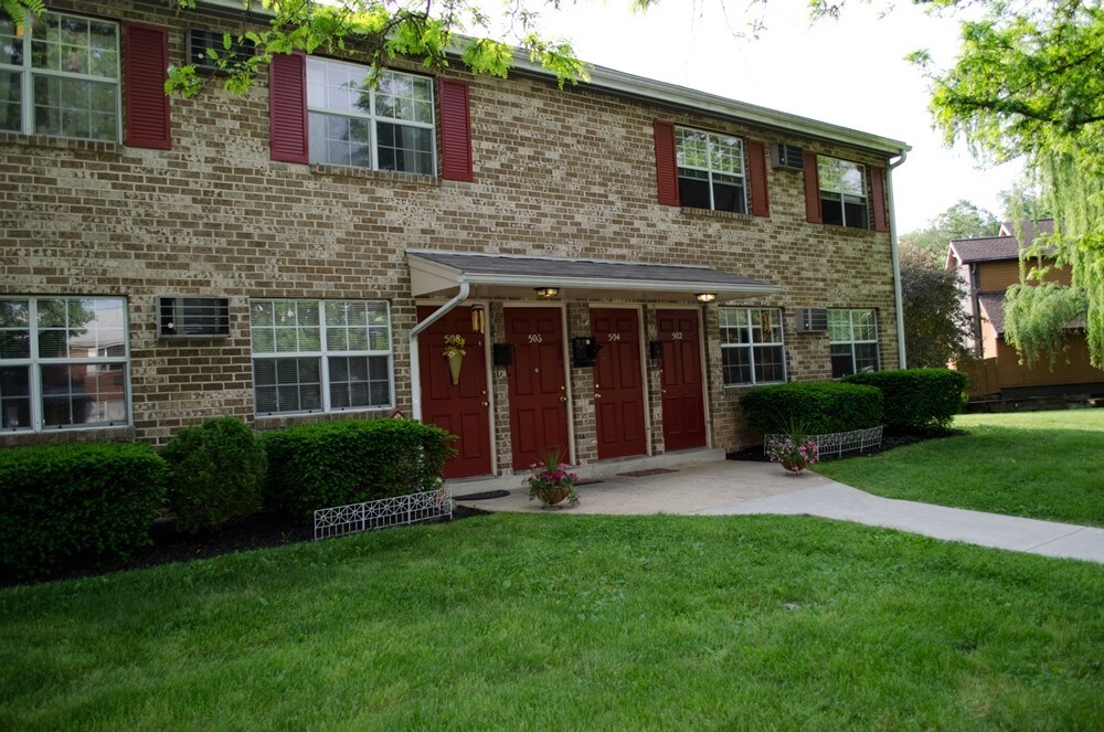 Colonial Square - Colonial Square Apartments