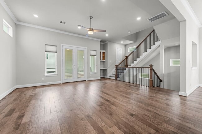 Photo - 954 Fisher St