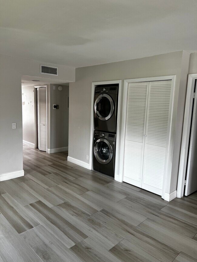 Upgraded washer/dryer - 330 Racquet Club Rd Unit 204