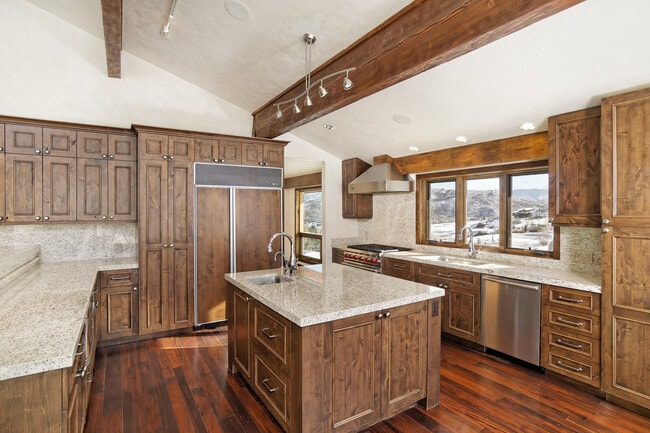 Photo - 10 Martingale Ln
