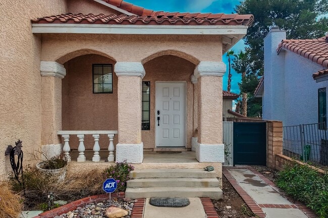 Photo - Modern Comfort with Pool & Spa in The Lakes – Solar Equipped Home