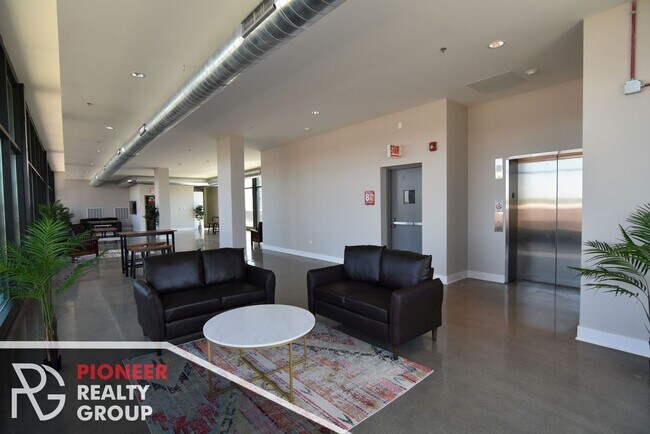 Photo - 3833 N Broadway Unidad 620