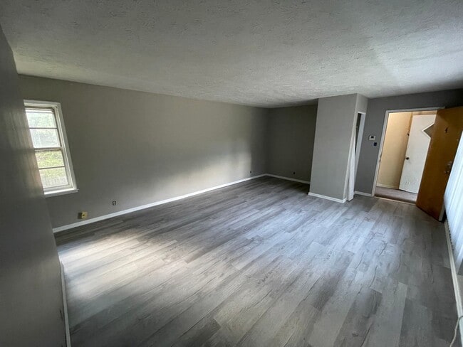 Photo - $875 Potter House Apartments: Directly adjacent to BSU and IU Health Ball Memorial Hospital. Unidad 6