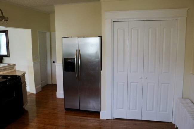 Enclosed lndry w/matching trim woodwork! - 470 South Ave Unit Lower