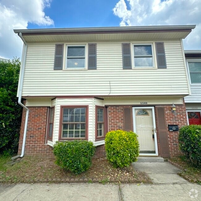 Building Photo - COZY YET SPACIOUS 4 BED/2.5 BATH TOWNHOME!...
