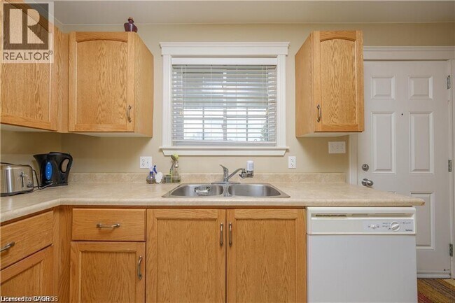 Photo - 653 Kincardine Ave