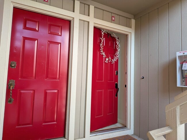 Building Photo - 2709 Oak Rd Unit H