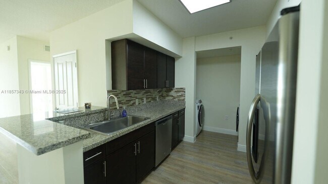Building Photo - 987 SW 37th Ave Unit 601 Rental