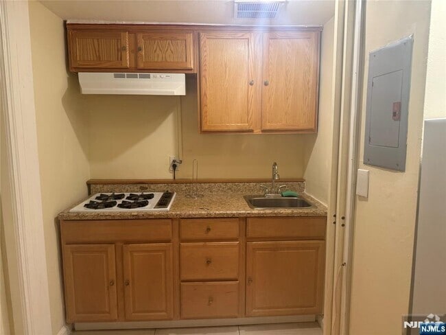 Building Photo - 3030 Edwin Ave Unit 2J-2J Rental