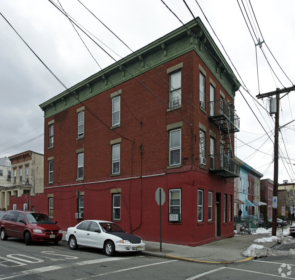 Photo - 2401 West St Apartments