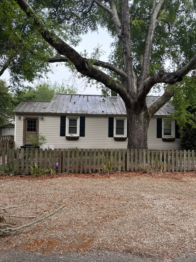 Photo - 612 Adluh St House