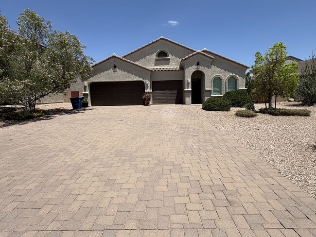 Building Photo - 4 bedroom plus Den 3 car garage with sparkling pool Vail School District