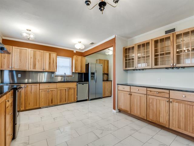 Photo - 3116 Falkland Rd