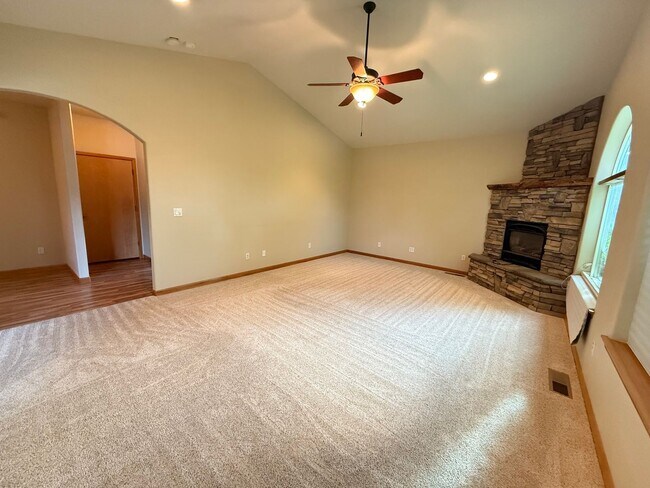Photo - Spacious 3 Bed/3.5 Bath Home with Two Prim...