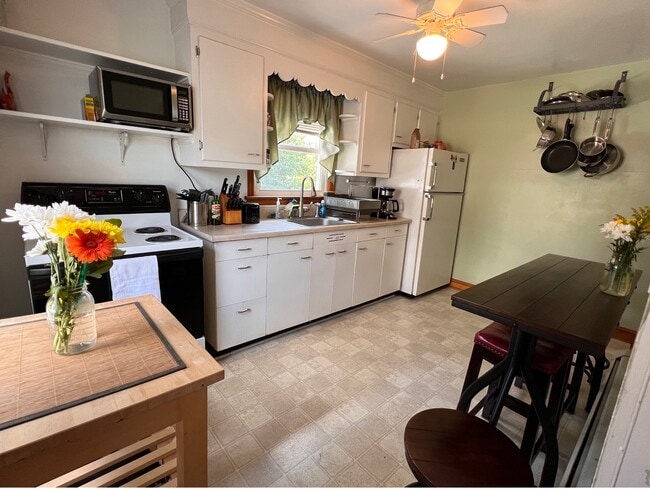 Cocina totalmente equipada. - 324 Woodland View Dr Unidad Whole House