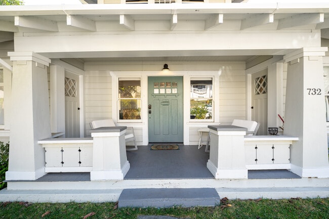Photo - 732 Poli St