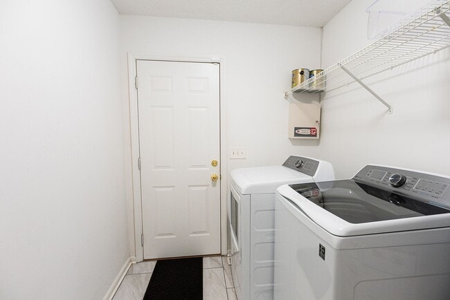 Photo - Charming 3Bed/2Bath house with 1 car garag...