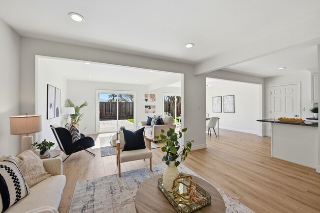 Photo - 4498 Ladner St