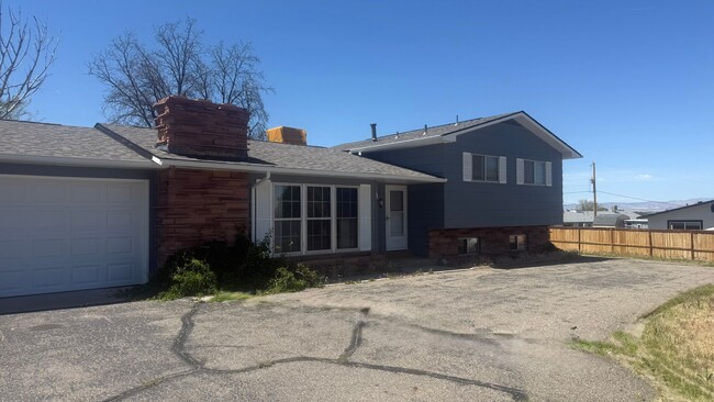 Building Photo - 547 Greenwood Dr