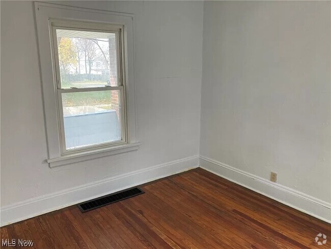 Building Photo - 719 E 162nd St Rental
