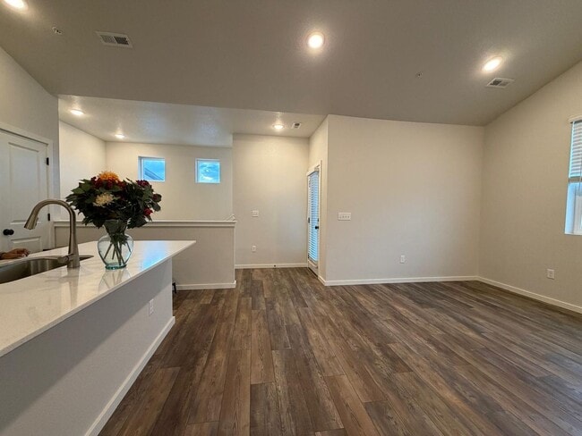 569 Vicot Wy