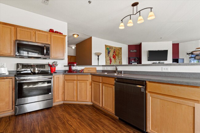 Photo - 10900 W Bluemound Rd Unidad 301