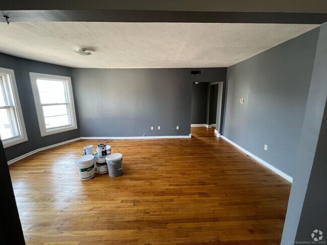 Building Photo - 1 Crescent St Rental