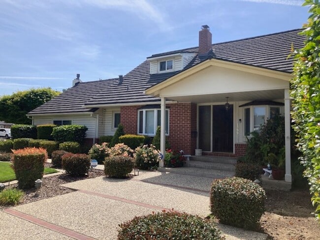 Building Photo - Rare Willow Glen Gem: Spacious 4BR Family Compound on a 9,000+ Sq. Ft. Lot