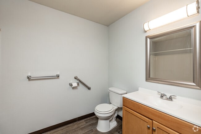 2BR, 1BA - 916SF - Bathroom