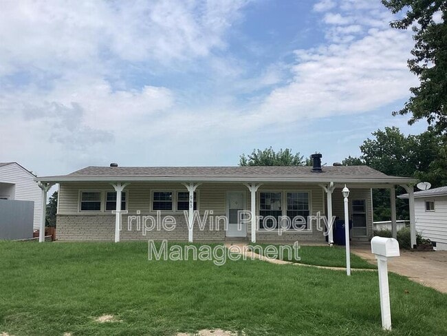 Building Photo - 563 Apex Dr