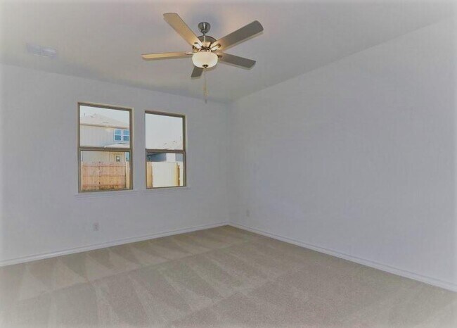 Photo - 562 Papaya Dr