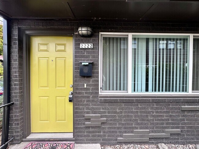 Building Photo - Charming 2-Bedroom Townhome in Sullivan's ... Unit 2222