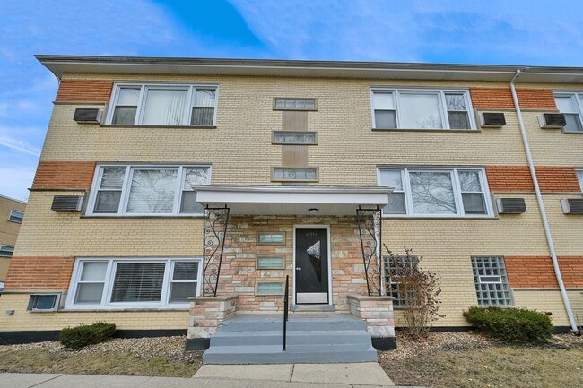 Building Photo - Beverly's Best! Unit 10351-3