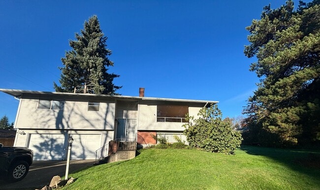 Building Photo - Large Lot With Tons of Privacy