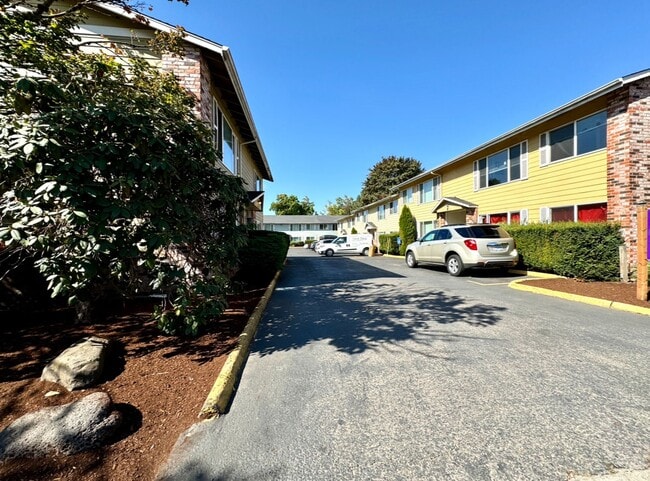 Photo - **SEE LEASING SEPCIAL BELOW** Spacious Top Floor Unit~ Great Natural Light~ Updated with Great St... Unidad 10