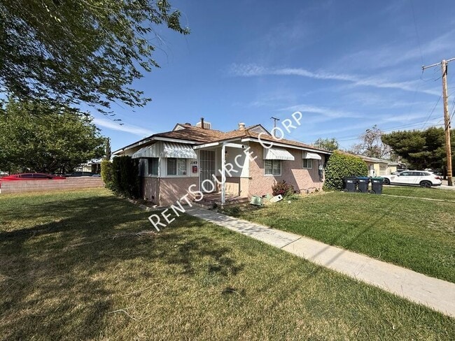 Building Photo - 1149 W Ave H-11
