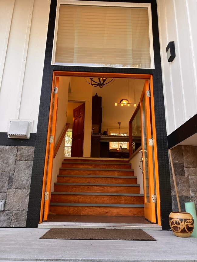 FÁCIL ENTRADA PRIVADA CON PUERTAS FRANCESAS - 3412 177th Pl SW Unidad A