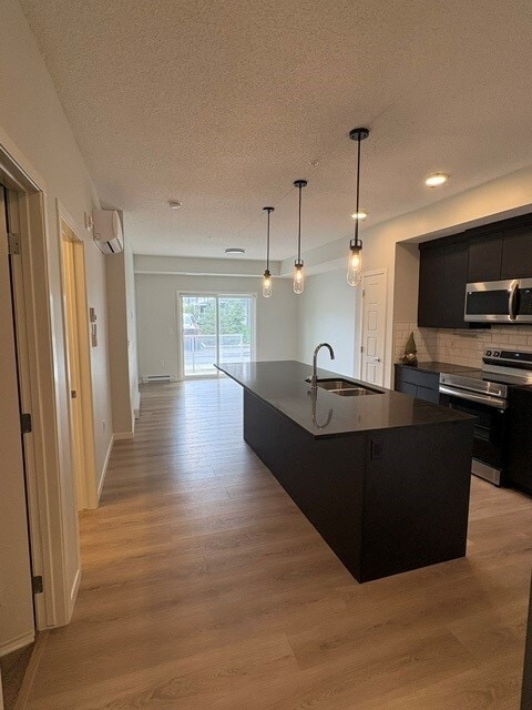 1 bed + den, 2 bath unit located in the SW area of Belmont
