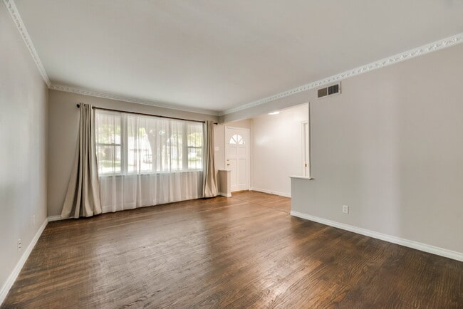 Gorgeous 2 Bed, 2 Bath Lochwood Home!