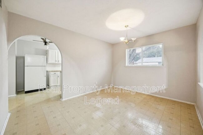 Photo - 317 E Grenoble Dr