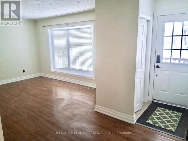 Photo - 146 Langarth St W