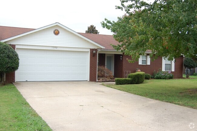 Building Photo - Super Cute Home In Excellent Location!
