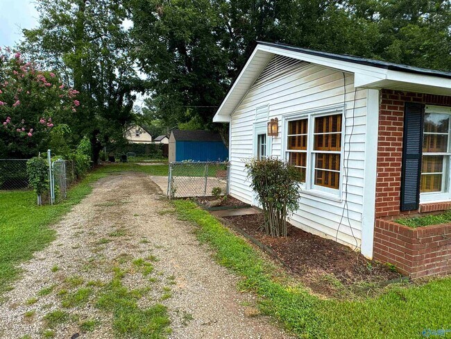 Photo - 1530 Somerville Rd SE